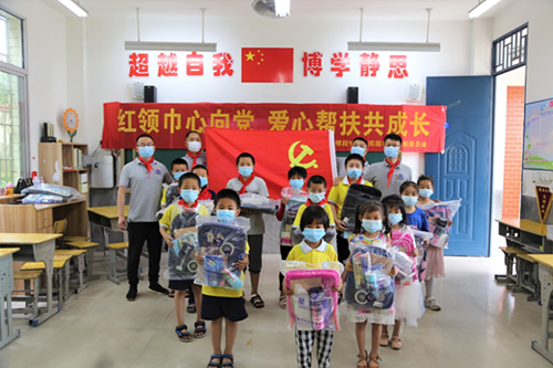 紅領(lǐng)巾心向黨，愛(ài)心幫扶共成長(zhǎng)，開(kāi)展愛(ài)心助學(xué)捐贈(zèng)活動(dòng)